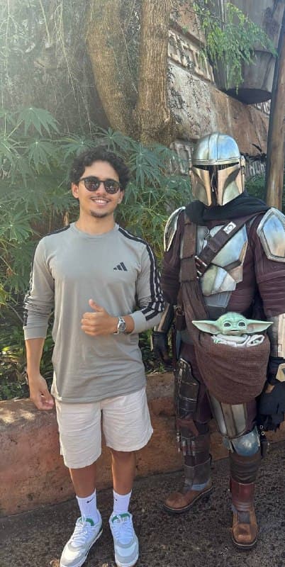 Filype Abreu ao lado do Mandaloriano